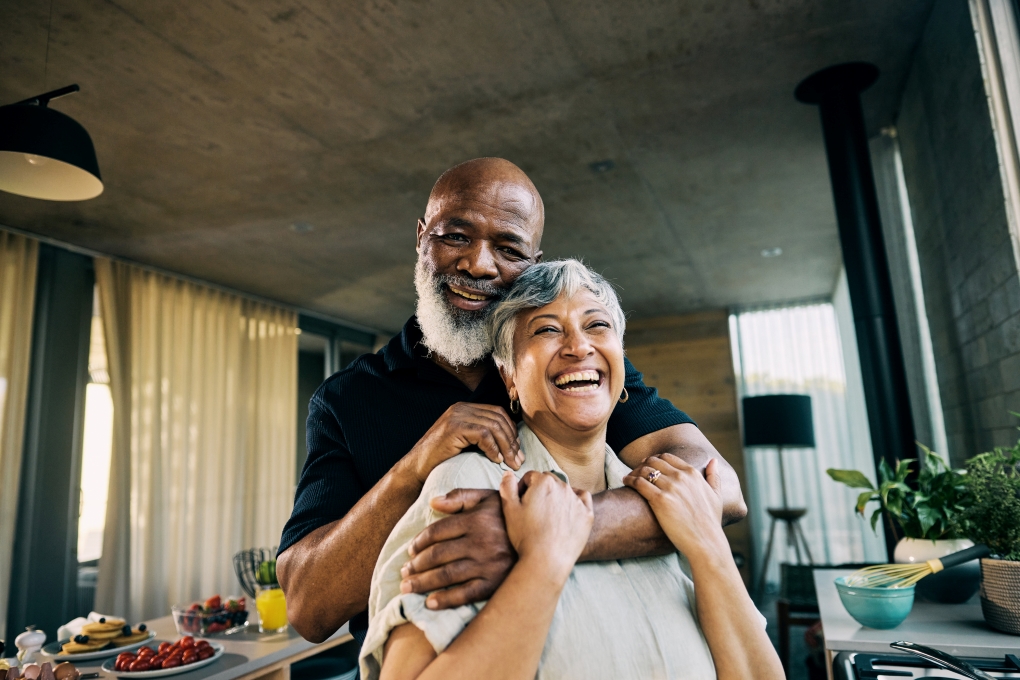 Photo of a smiling couple for an article about pension income splitting